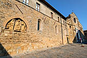 Volterra. Parete dell'oratorio dell'Addolorata che unisce la cattedrale al  suo campanile. 